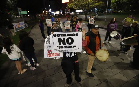 Varios personas en Quito se autoconvocaron para celebrar en las calles la victoria del No en la consulta.