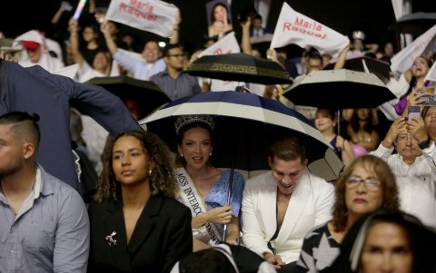 Los paraguas salvaron a más de un invitado de mojarse en la Concha Acústica.
PERIODISTA: ALEJANDRO PUGA

AG-EXTERNOS.