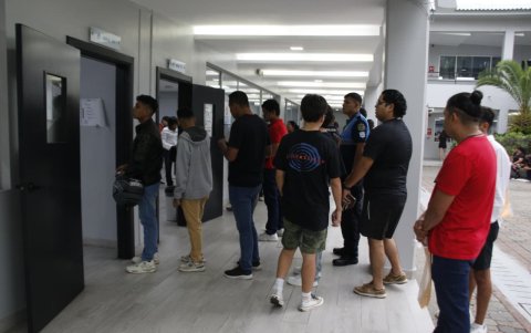 Fila para votar en la Universidad Ecotec