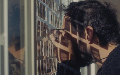 Eco de Luz es un viaje emocional que confronta la paternidad ausente y cuestiona los modelos masculinos heredados en Latinoamérica.