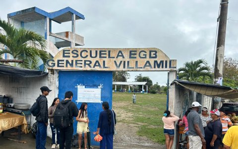 El hecho se conoció cuando un jefe de recinto de las Fuerzas Armadas observó al sujeto marcando varias papeletas.