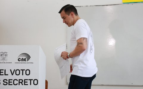 El presidente Daniel Noboa votó en Olón, Santa Elena.