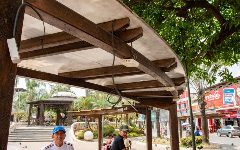 En el Parque Central de Milagro se observan instalaciones eléctricas dañadas. Al fondo está la pérgola, en la que la ciudadanía pide que se hagan eventos culturales.