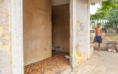 Junto al baño abandonado del malecón de Milagro se consumen drogas.