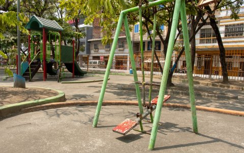 Los juegos infantiles en el parque Los Leones, de Milagro, tienen óxido.