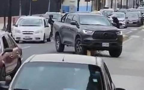 El presunto intento de robo se viralizó en redes sociales, pues quedó grabado.