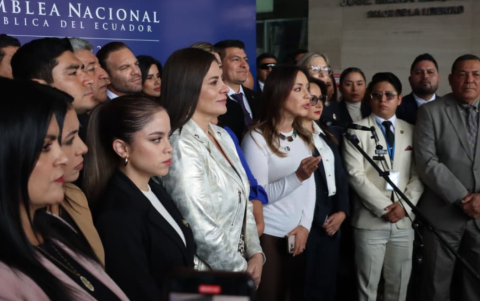 Bancada de ADN en rueda de prensa.