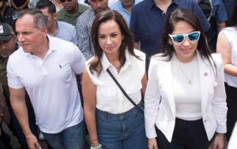 Luisa González y Marcela Aguiñaga, en un acto de militancia.