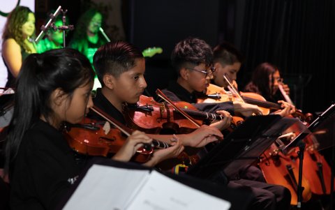 Fundación Faces busca cambiar vidas a través del arte y la cultura. Los miembros de su orquesta sinfónica se presentarán junto al cantante ecuatoriano.