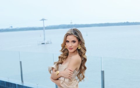 Abby Riqueros desde la terraza del hotel Río Guayas en Las Peñas.