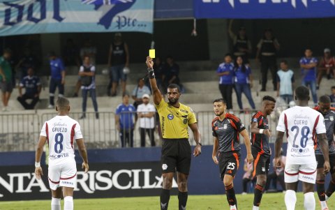 El árbitro central Lenín Quiñónez (c) estuvo inmerso en la polémica en Emelec vs. Liga de Quito.