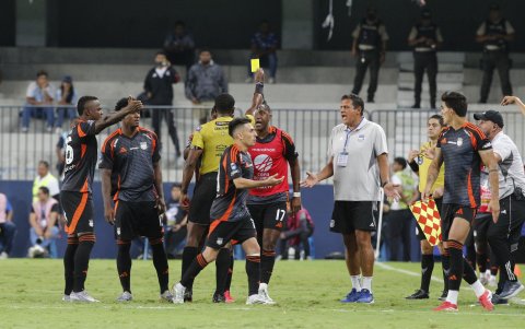 Jugadores y director técnico de Emelec reclamaron al árbitro Lenín Quiñónez, tras la expulsión de Alfonso Barco.