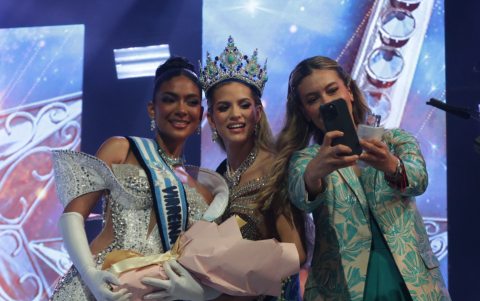 Abby Riqueros al ser coronada por Tahíz Panus.