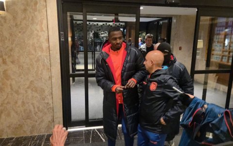 Willian Pacho a la salida del hotel de la Tri en Nueva Jersey.