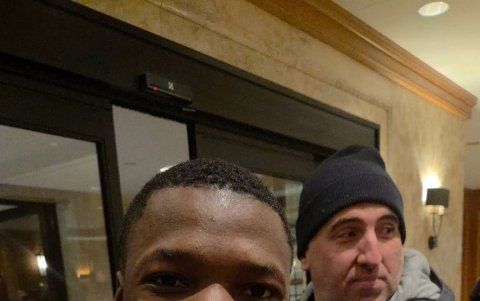 Moisés Caicedo saludando con Teresa Cruz, la madrina de la Tri en Nueva Jersey.