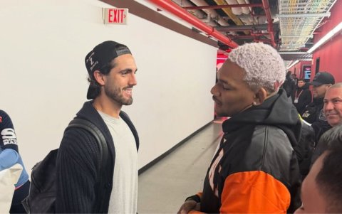 Leonardo Campana y Michael Morales al final del partido de Ecuador y Nueva Zelanda.