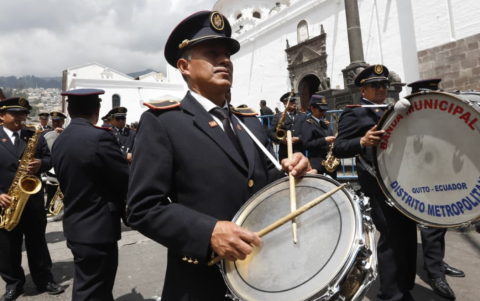 Las fiestas de Quito iniciaron con desfiles en el centro de la ciudad.