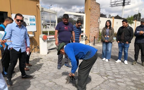 Durante el recorrido los participantes en la diligencia judicial revisaron los lugares por donde pasaria la tuberia que realiza las descargas de las aguas residuales.