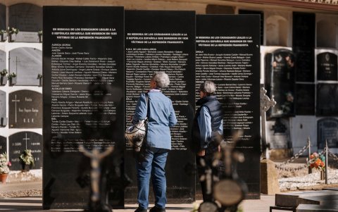 Familiares de las víctimas del régimen franquista observan los nombres en el monumento que honra a los 417 muertos en el cementerio de Ejea de los Caballeros.