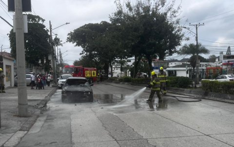 Bomberos acudieron al punto a extinguir las llamas del carro.