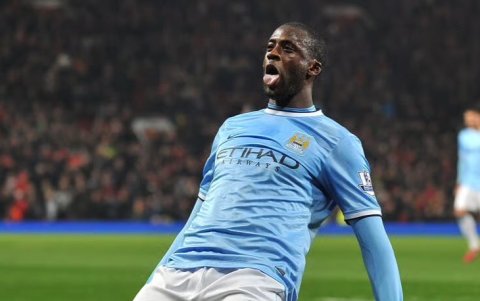 Yaya Touré destacó como volante de Manchester City.