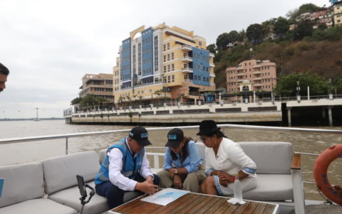 La prefecta del Guayas, y la del Cotopaxi compartieron un viaje por el río Guayas.