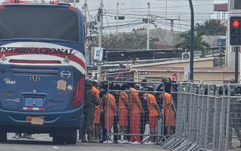 Más de 85 reos fueron trasladados este 20 de noviembre bajo fuerte resguardo policial y militar.