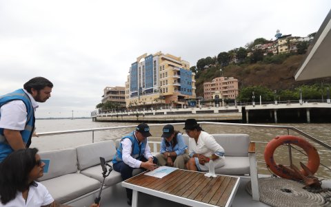 La prefecta Marcela Aguiñaga, haciendo un recorrido con su homóloga de Cotopaxi, Lourdes Tibán.