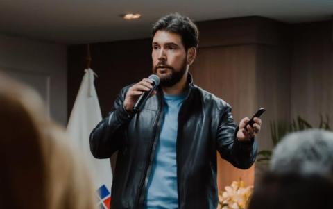 El ex candidato a la presidencia Jan Topic da un mensaje a Christian Zurita.