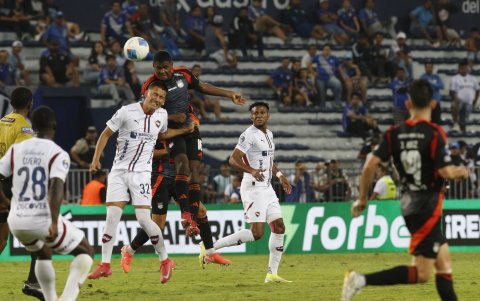 Diogo Bagüí (saltando), defensor central surgido en las formativas de Emelec, disputa un balón en la semifinal de ida ante Ligaa de Quito por la Copa Ecuador 2025.