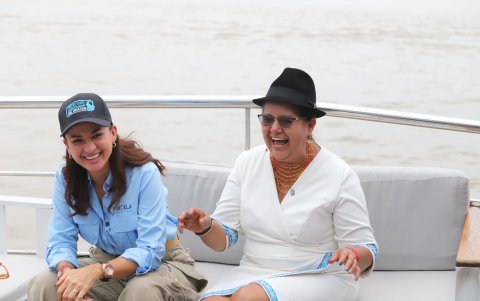 Marcela y Loudes, en un recorrido por el río Guayas.