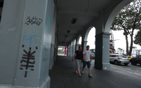 Frente al espacio turístico hay edificios deshabitados y otros utilizados como bodegas. Algunos incluso son usados como ‘baños’.