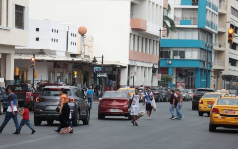 Comercio en la avenida malecón.