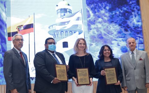 Mónica Cassanello (c), en representación de EXPRESO, recibió un reconocimiento al Diario.