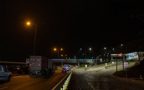 La nueva terminal terrestre de la vía a la costa está totalmente iluminada. Aunque estaba previsto que sea inaugurada en octubre, aún faltan permisos para habilitarla.