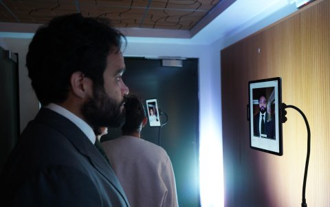 Figura. Edgar Lama (centro), entonces ministro de Salud, presentó en marzo la app CNT Salud con HealthBird.