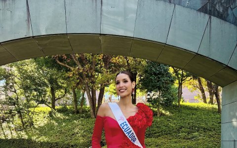 Eunice Rivadeneira luce un total look rojo para un evento formal.