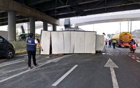 Un camión se volcó en la avenida León Febres Cordero, debajo del puente que conecta la parroquia La Aurora, en Daule, con la autopista Narcisa de Jesús, en Guayaquil.