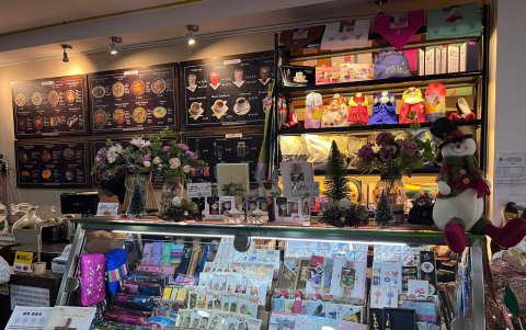 En el restaurante KI WA, además de comida, se encuentran artesanías coreanas.