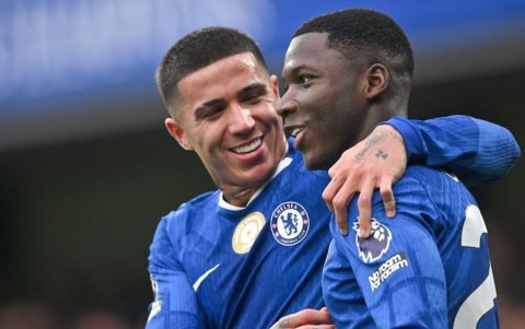 Enzo Fernández y Moisés Caicedo del Chelsea que juega ante Barcelona.