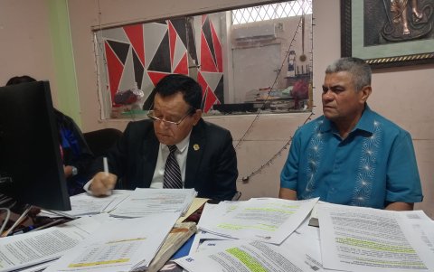 El abogado Jorge Iturburo (izquierda) y Harry Valarezo en la primera audiencia por la acción de protección.