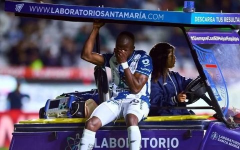 Así salió Enner Valencia de la cancha luego de sentir molestias en su muslo derecho.