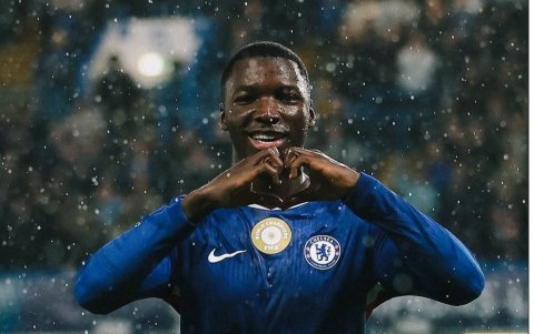 Moisés Caicedo figura del Chelsea de Inglaterra.