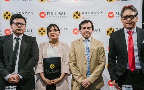 Autoridades de Paradox, en la firma de convenio.