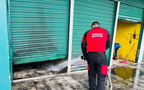Elementos del Cuerpo de Bomberos limpian el sitio.