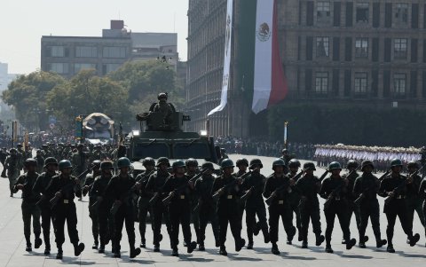 Soldados participan en el desfile por el 115 Aniversario del inicio de la Revolución Mexicana este jueves, en la Ciudad de México (México).