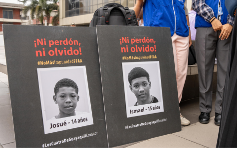 Fotografía de archivo que muestra carteles con la imagen de menores detenidos de forma irregular en Guayaquil y hallados días después asesinados