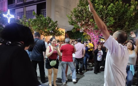 El DJ Jazzam puso a la multitud a bailar con ritmos tropicales