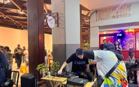 Dj Jazzam, desde la esquina de Retrofood.