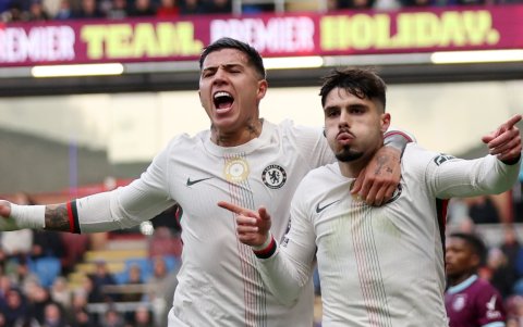 Enzo Fernández (i) y Pedro Neto, autoes del triunfo de Chelsea ante Burnley.
